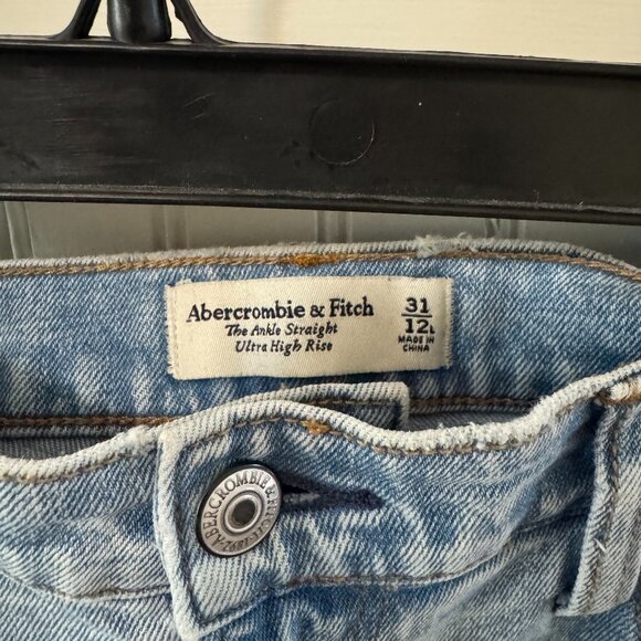 Abercrombie & Fitch Ultra High Rise Ankle Straight Jean (Light, Size 31 LONG) - Picture 2 of 4